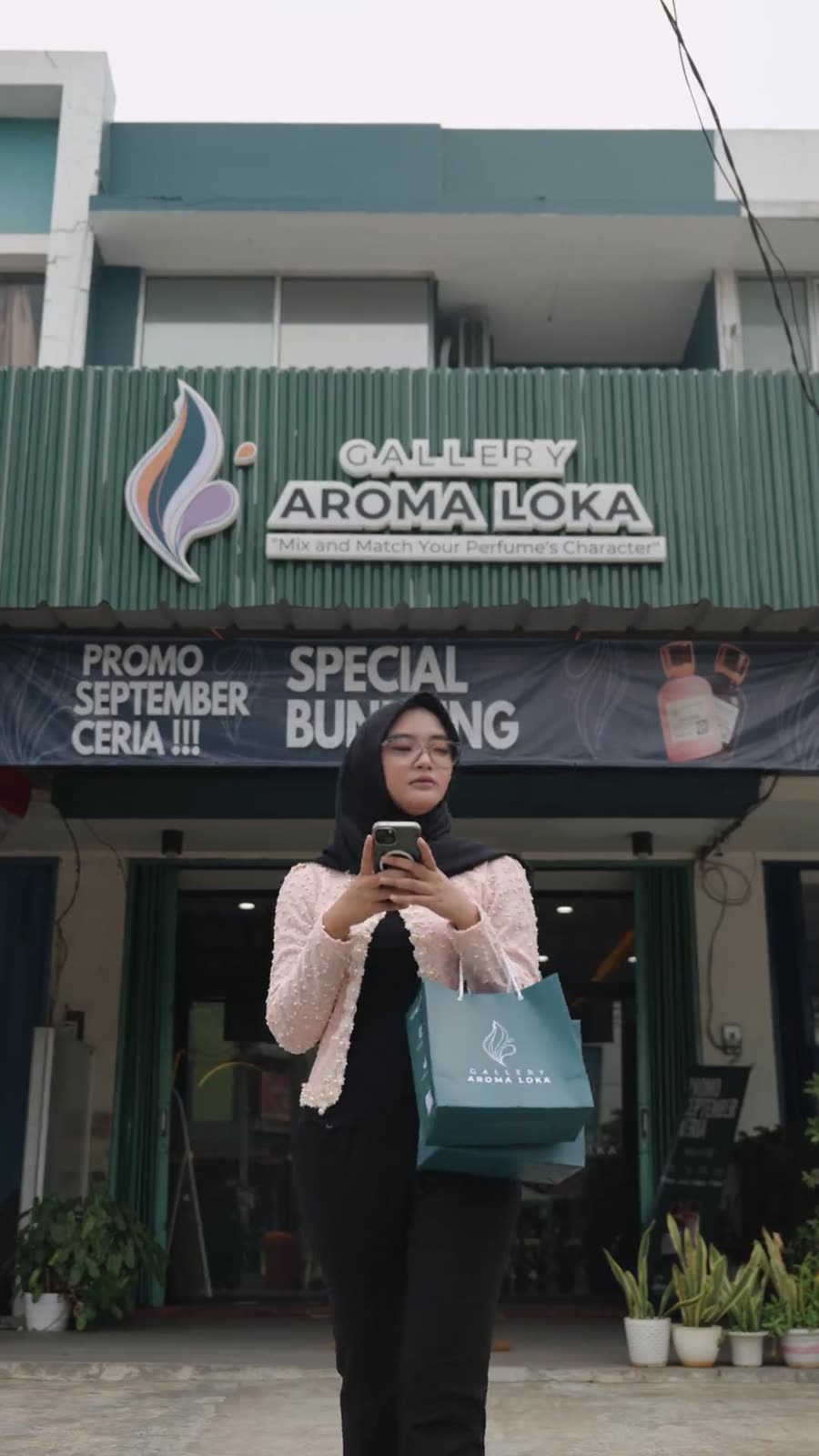 Pelanggan di depan Gallery Aroma Loka